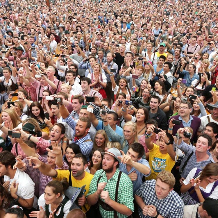 Хамелеон толпа. Много людей. Множество людей. Человек толпы. Толпа народа.