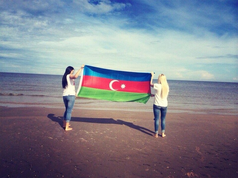 Друзья азербайджана. Девушка с азербайджанским флагом. Азербайджан любовь. Любовь азербайджанца. Человек с флагом Азербайджана.