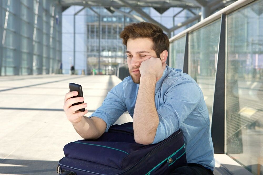 Фото человека который сидит в телефоне