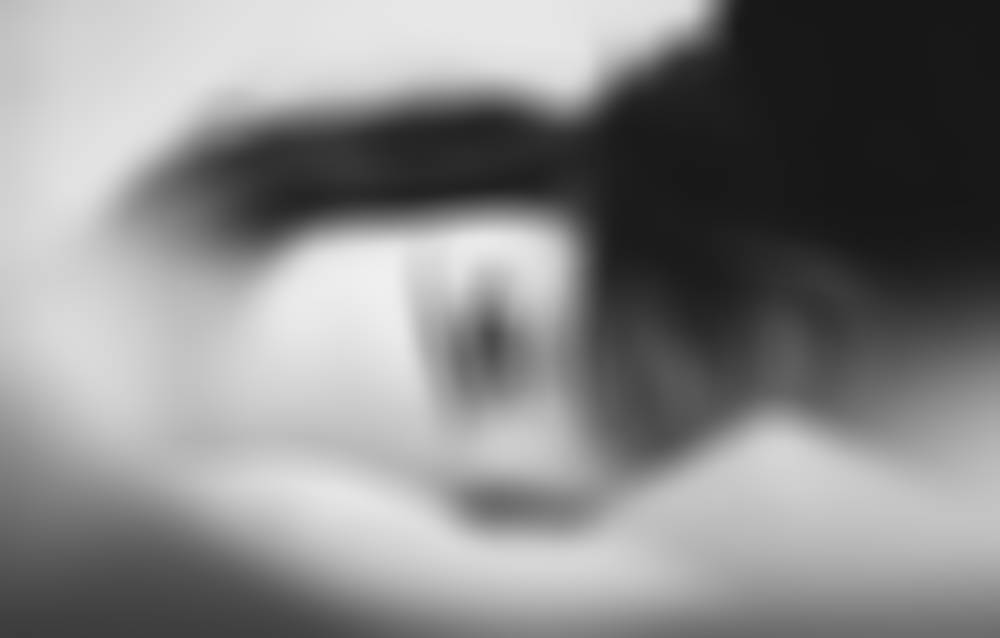 Девушка в профиль с закрытыми глазами. Мир закрытыми глазами. Слушать манит в сон закрывает глаза. Слушать манит в сон закрывает глаза. Сонное женское лицо.