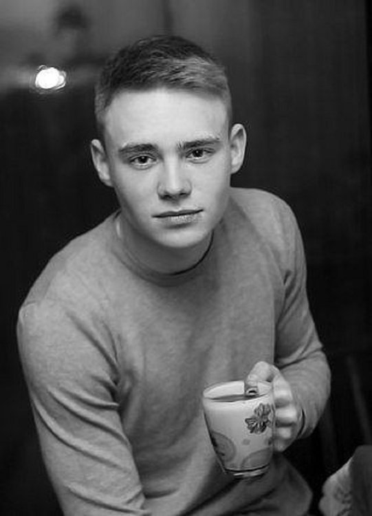 Парень 25 лет. Мужик которому 20 лет. Парень 22 года. Симпатичный парень. Мужик которому 20 лет.