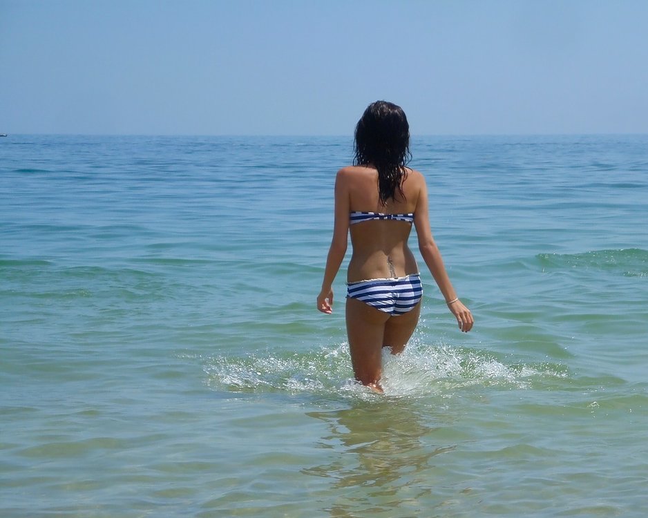 Ленка на море. Девушки на черном море. Брюнетка на пляже со спины. Красивые девушки на отдыхе. Черное море пляж девушки.