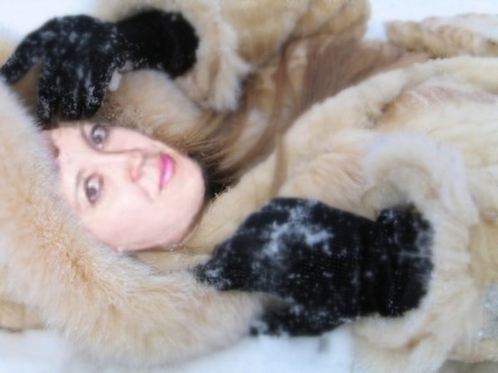 Самой толстой снежной шубой. Оля Пономаренко Шахты. Девушка в шубе на снегу. Фотосессия в шубе на снегу. Красивые девушки в шубах.