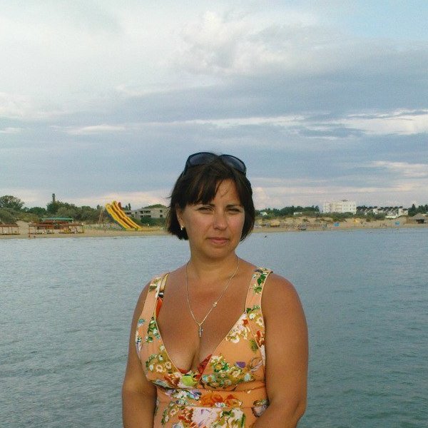 Таня орлова на речке летом. Обычные девушки озеро. Девушка возле речки. Девушки на озере в купальниках. Девушка озеро лес.