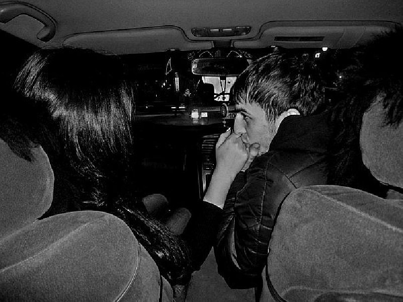 Фото парня с девушкой в машине. Брюнетка с парнем со спины в машине. Парень с девушкой в машине со спины. Девушка с парнем в машине зимой. Парень с девушкой в автомобиле.