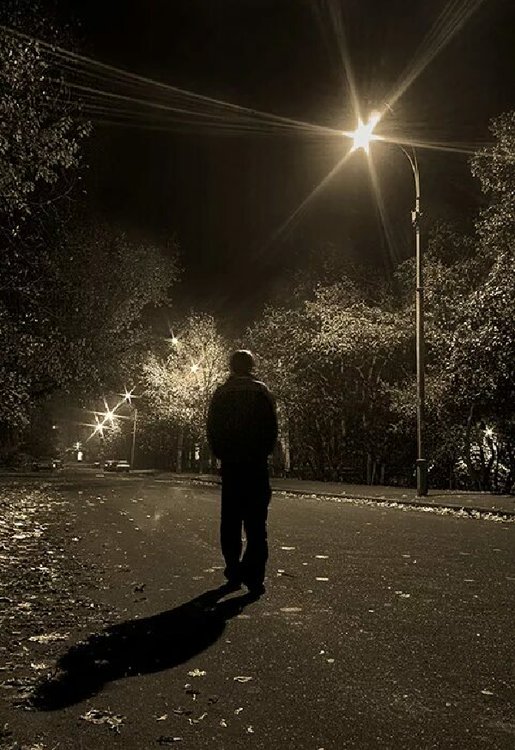 Фото пацана ночью. Человек ночью на улице. Парень ночью на улице. Человек идет по ночной улице. Человек в ночи.